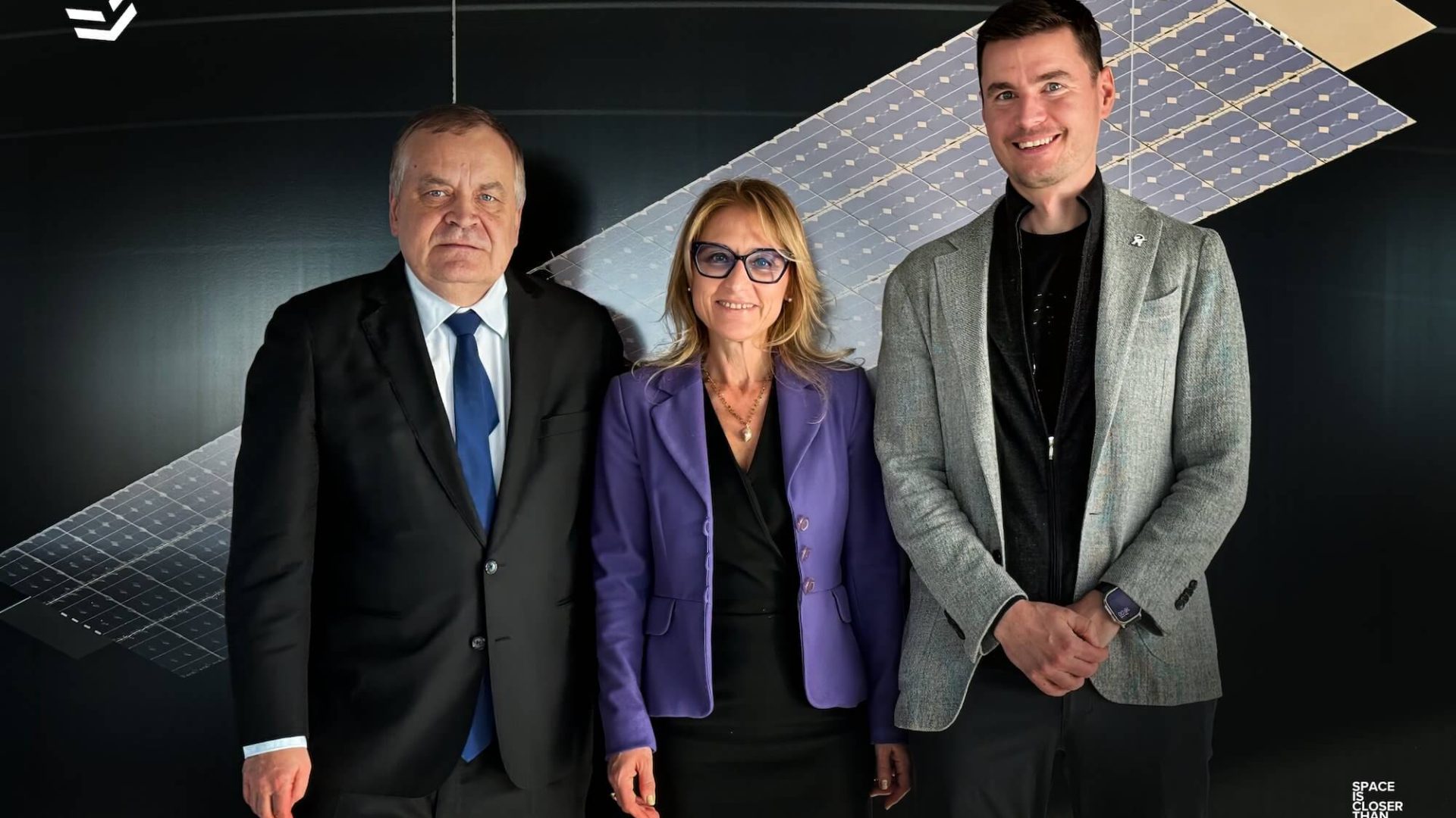 DG of DEFIS and Minister of Innovation and Growth at EnduroSat HQ 1